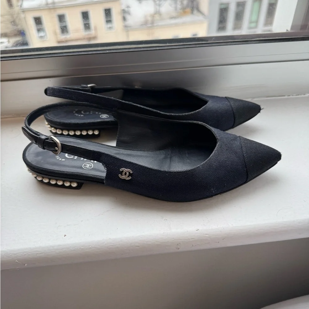 CHANEL Black Pointed-Toe Flats - Picture 2 of 3